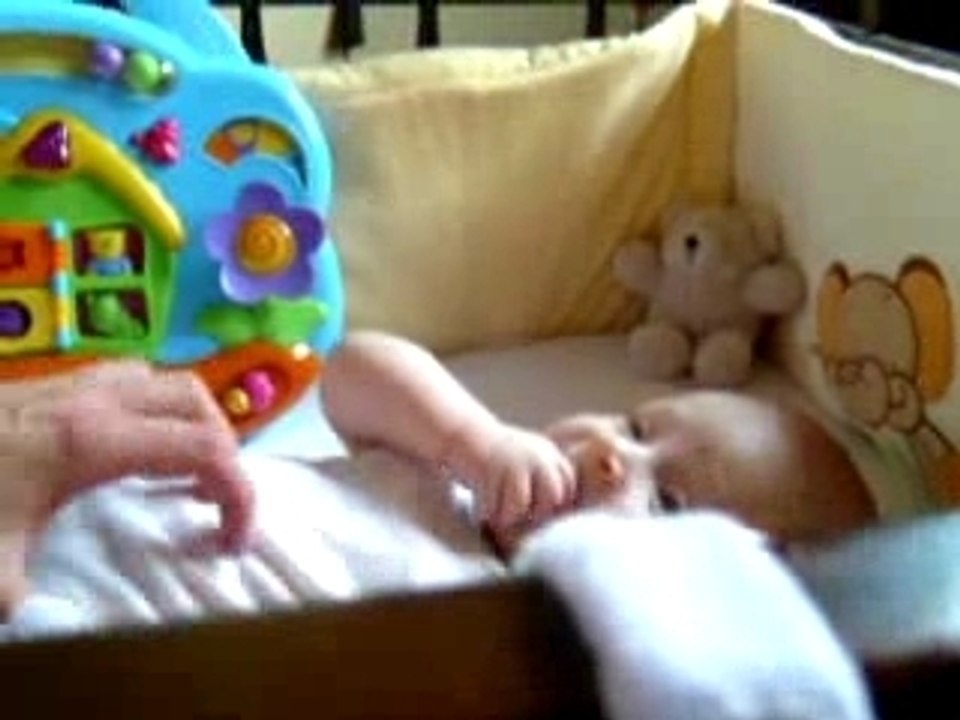 Juin 2006  : Lina 3 mois dans son lit