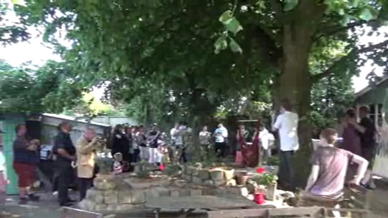 La fanfare d'Auberchicourt vient souhaiter l'anniversaire de Bénédicte Gavériaux directrice de l'école communale