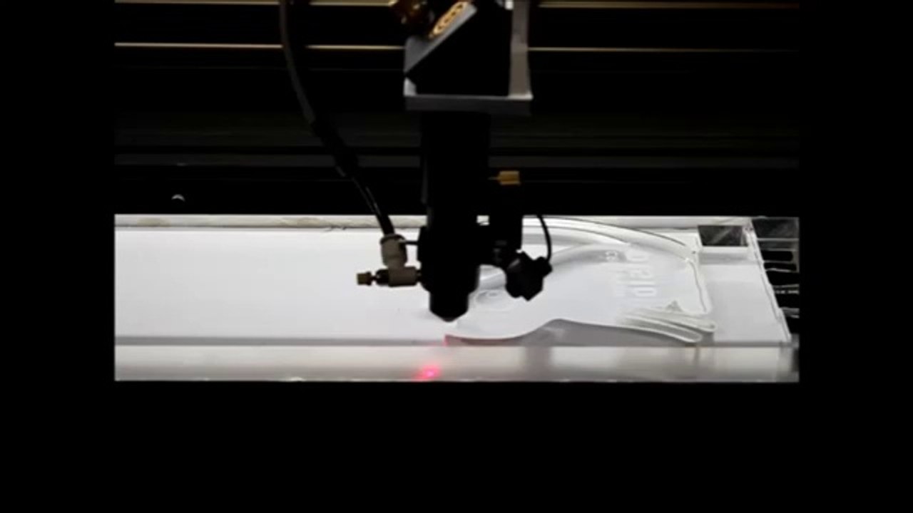 20 mm pleksi lazer kesim ve kazıma.