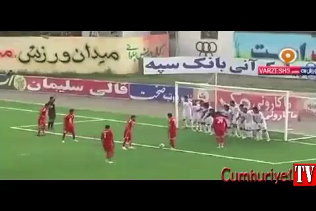 Isınan futbolcu sahaya girip golü kurtardı