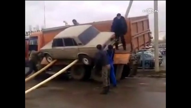 Rusya’da aracı kamyondan indirmek isterken pert ettiler