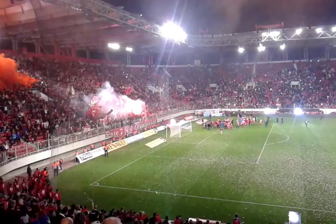 RedPlanet.gr - Ο γύρος του θριάμβου των παικτών του Ολυμπιακού στο "Γεώργιος Καραϊσκάκης" (2014)