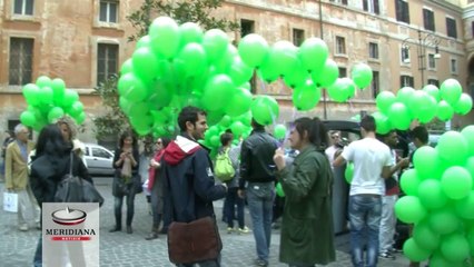 2.000 palloncini e un flash mob a Fontana di Trevi per salvare le case famiglia