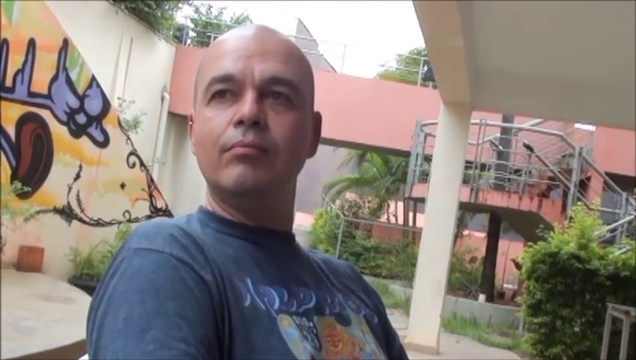 Entre o Poder e as Raízes da Igreja