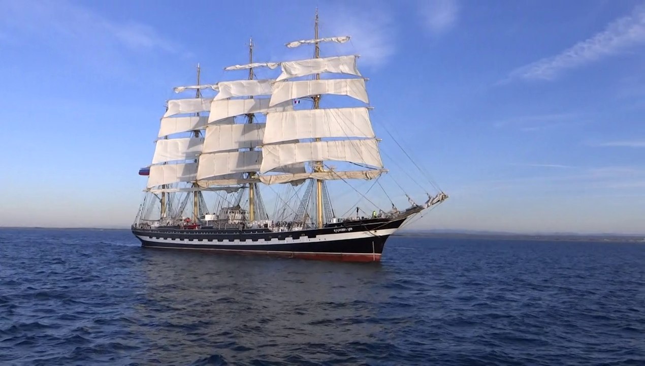 DESNOS MICHEL PRESENTE LE " KRUZENSHTERN" EN MER TOUTES VOILES DEHORS POUR " ESCALE A SETE " 15 4 2014