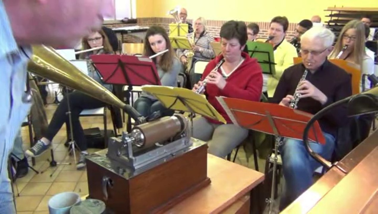 Enregistrement de la Madelon, par l'harmonie de Steenwerck, sur un phonographe