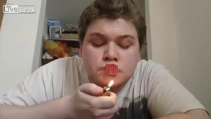 Ağzında Torpil Patlatan Genç