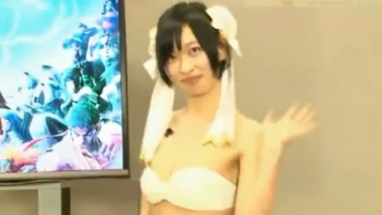 USF4 - Chun-Li strips off and shows Lightning Legs