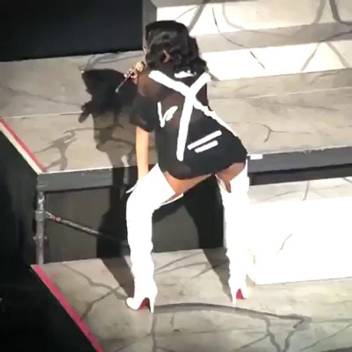 Riahna dancing