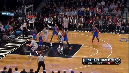 Andreï Kirilenko sert parfaitement Mason Plumlee avec un caviar dans le dos