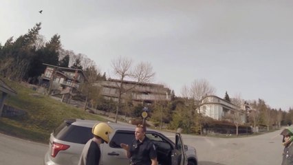 Télécharger la video: Flic VS Longboarder! Dangereux le policier!