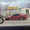Conduire une Mustang à 3 roue sur l'autoroute