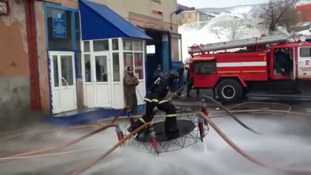 Pompier volant. Il s'amuse avec les lances à incendie!