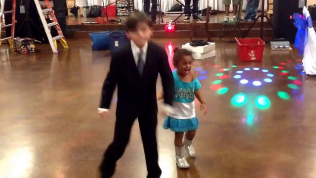 Une petite fille jalouse veut danser! Trop mignon...