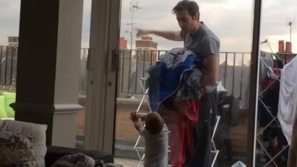 Скачать видео: Bébé et Papa discutent! Trop marrant!