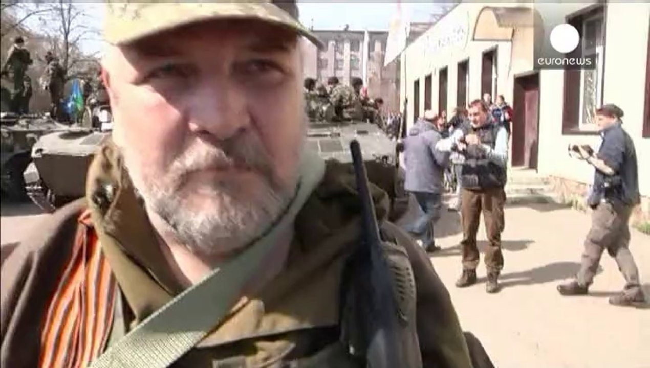 Armored vehicles flying Russian flags roll into Slovyansk in Ukraine