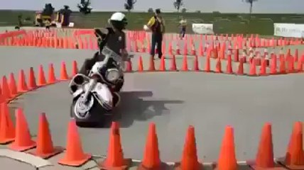 Polisten müthiş Motorsiklet gösterisi