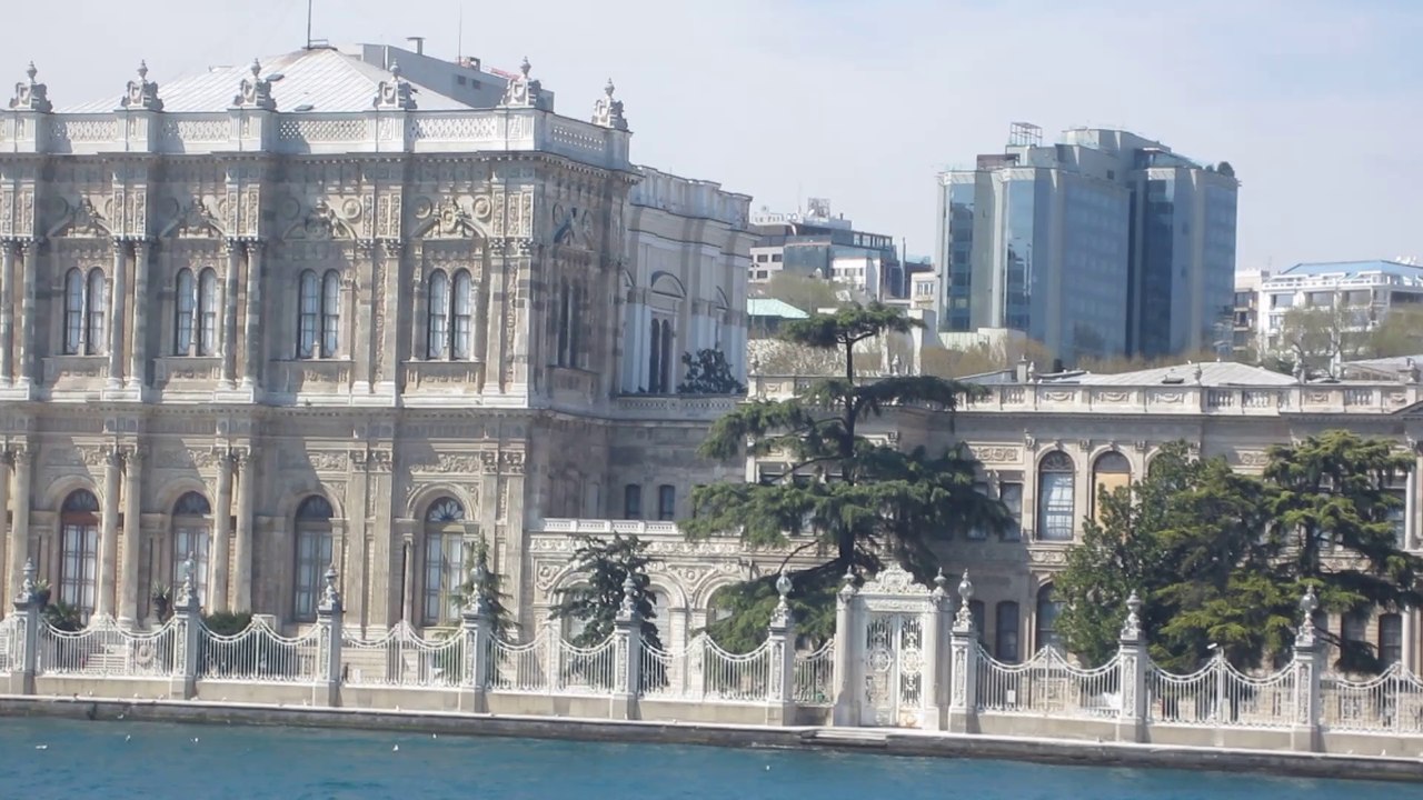 PROMENADE SUR LE BOSPHORE A ISTANBUL  --  TURQUIE  -- EN AVRIL 2014