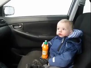 araba yıkanırken bebek böyle korkuyor