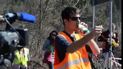 Cola kutusu ile yarış arabası işte böyle taklit edilir