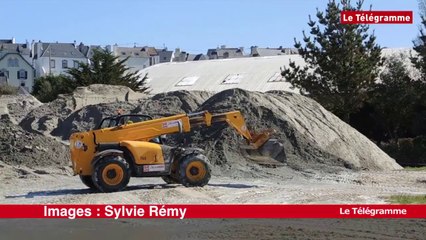 Audierne (29). Les dragage du chenal continue