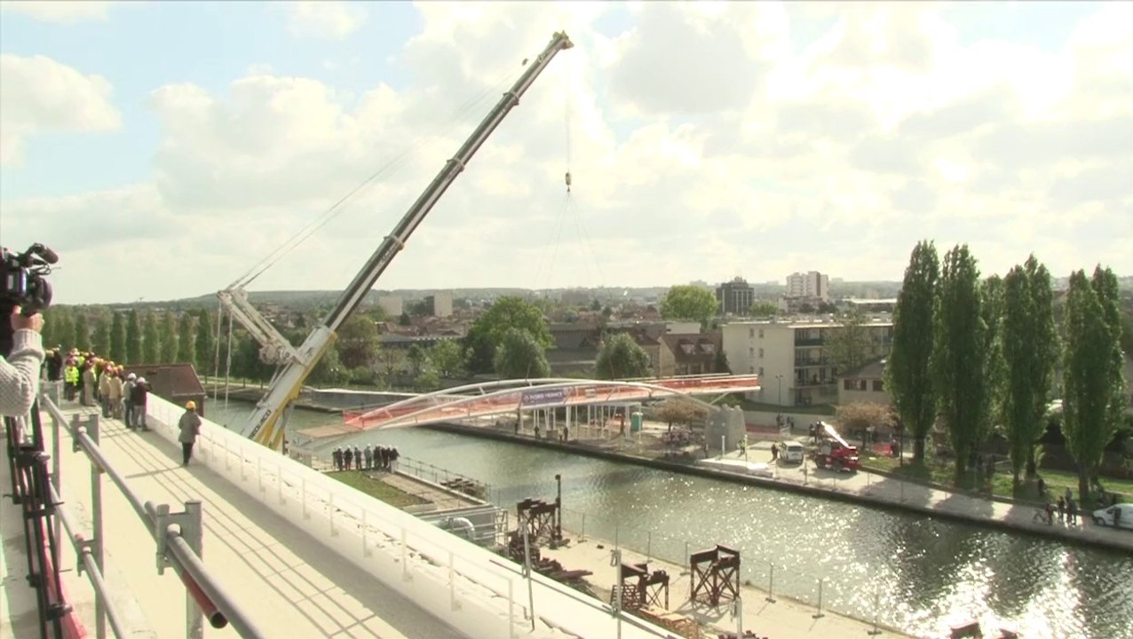 Installation d'une nouvelle passerelle sur le Canal de l'Ourcq à Pavillons-sous-Bois
