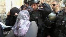 Palestinian worshippers scuffle with Israeli police