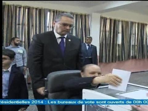 Algérie:Abdelaziz Bouteflika vote en fauteuil - 17/04