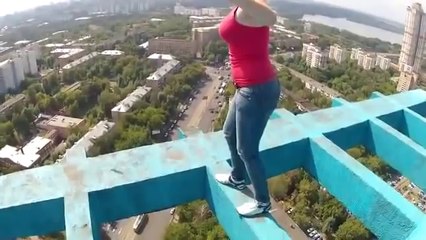 Yüksekte Yürümeyi Seven Sarışın Rus