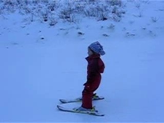 Elya fait du ski....