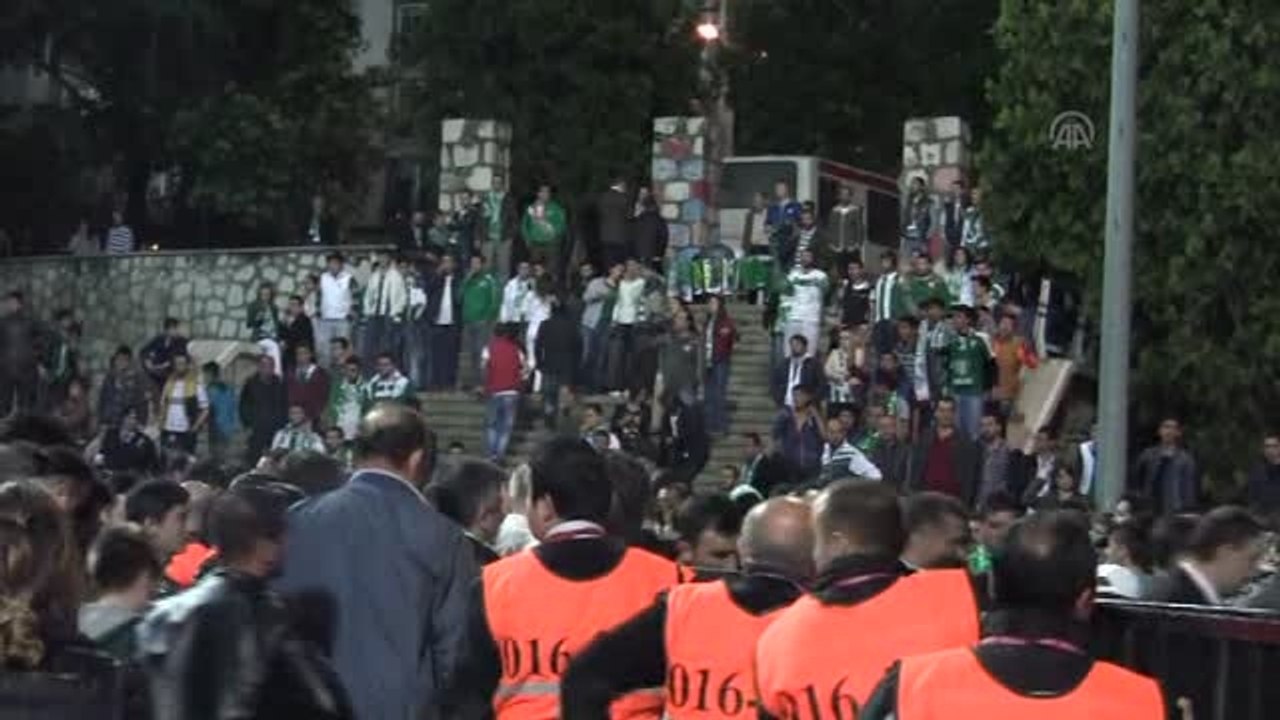 Bursaspor - Galatasaray Maçının Ardından Olaylar Çıktı