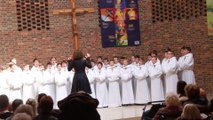 les petits chanteurs à la croix de bois chantent pour les maisons de retraite