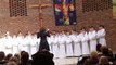 les petits chanteurs à la croix de bois chantent pour les maisons de retraite