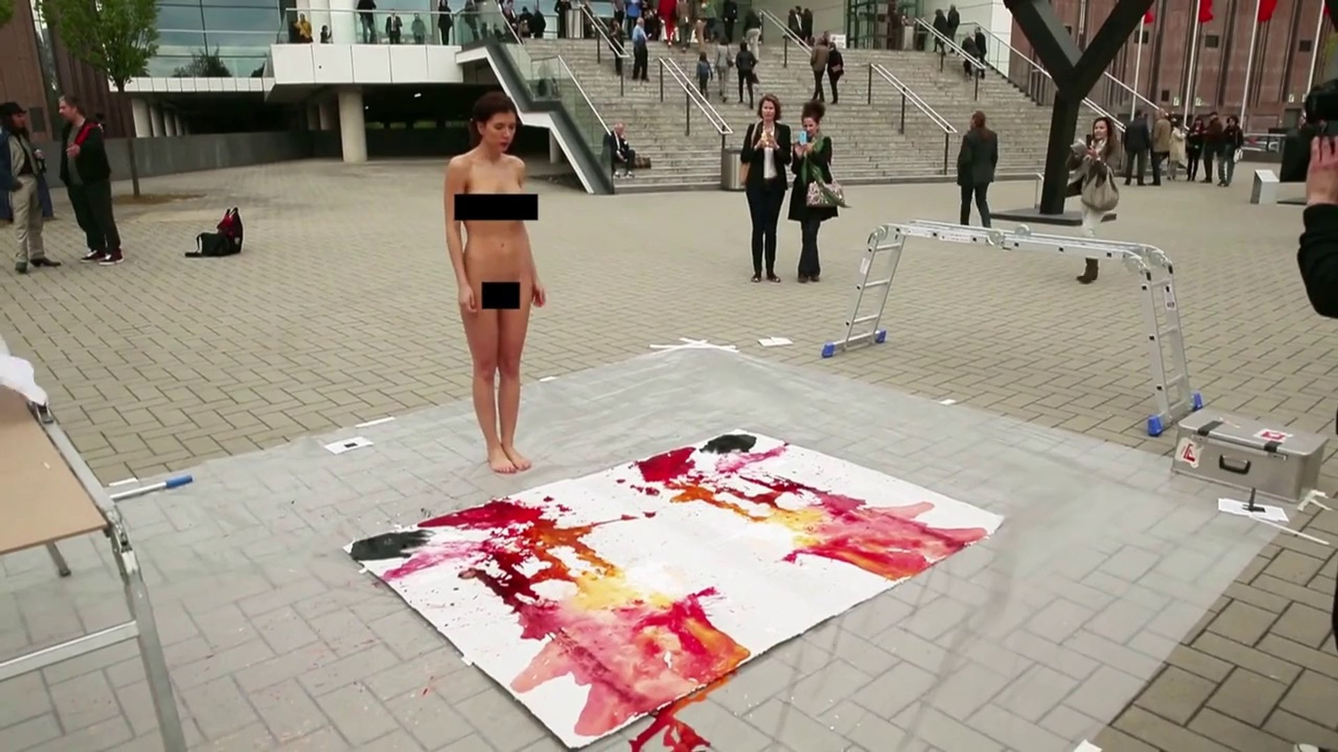 Woman laying eggs... Artistic performance! - Vidéo Dailymotion
