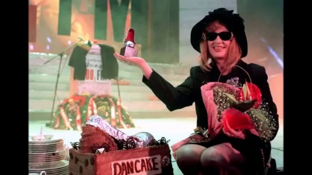 Алла Пугачева - Нас бьют, мы летаем