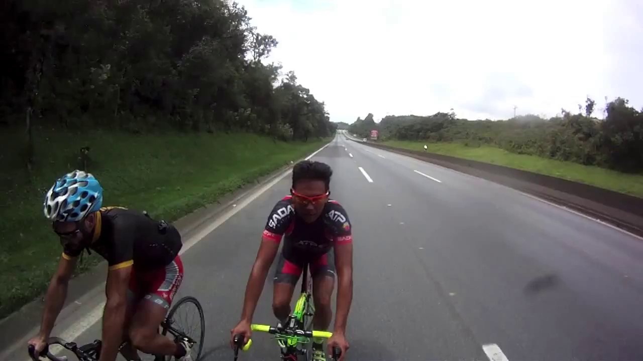 Deux cyclistes brésiliens roulent à 124 km/h sur l’autoroute
