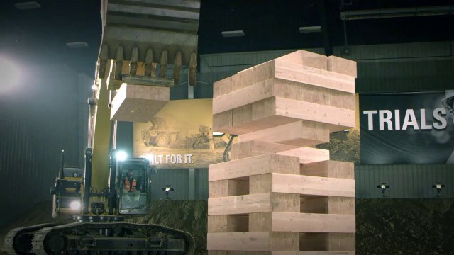Jouer à Jenga gant avec des tractopelles et autres engins CATERPILLAR!