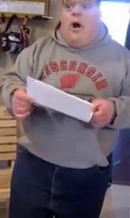 Un trisomique tellement content : accepté dans son université préférée! Bonheur en barre...