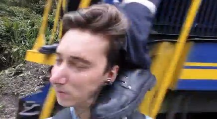 Il prend un selfie devant un train en marche