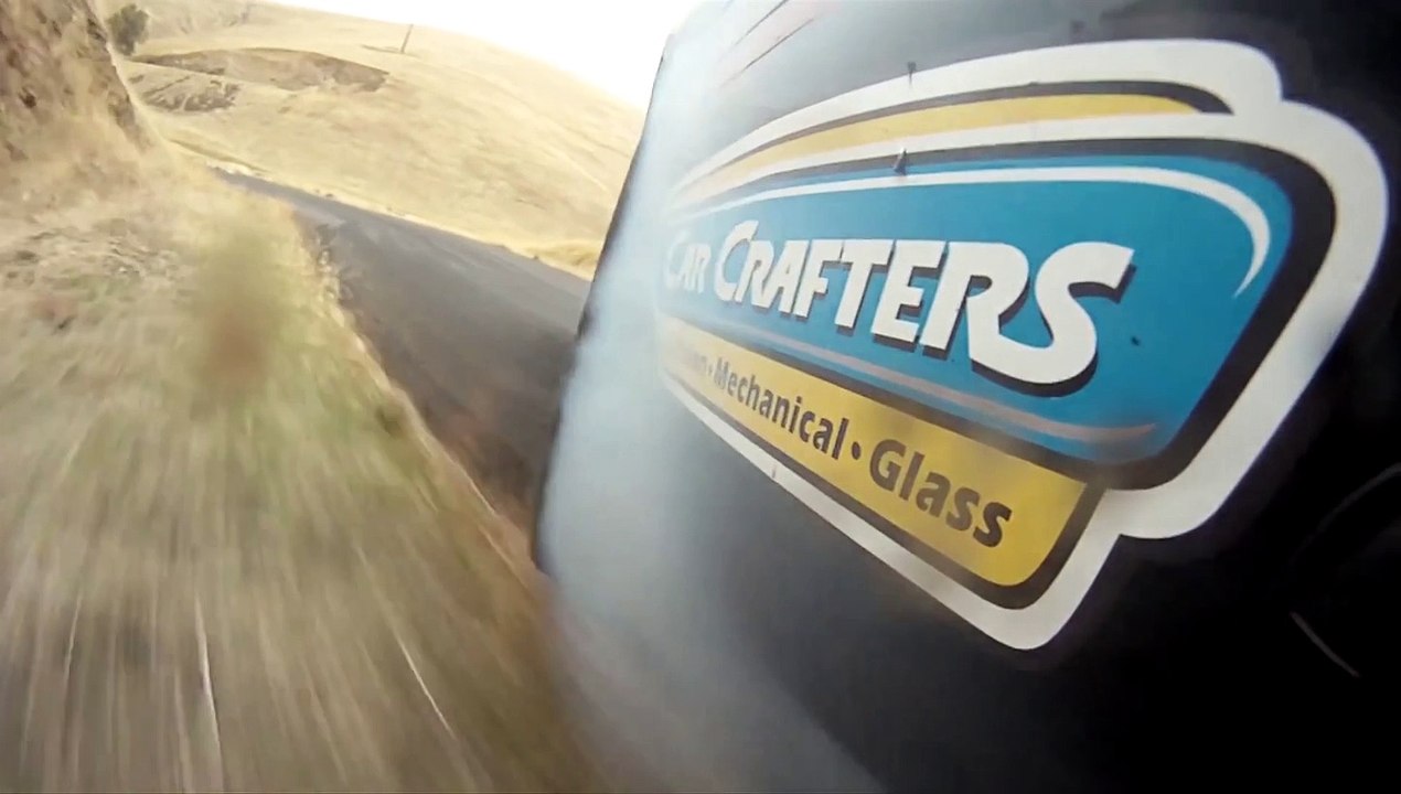 Un policier poursuit deux motards en dérapage