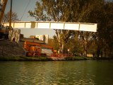 Pose des poutres du nouveau pont de Courcy