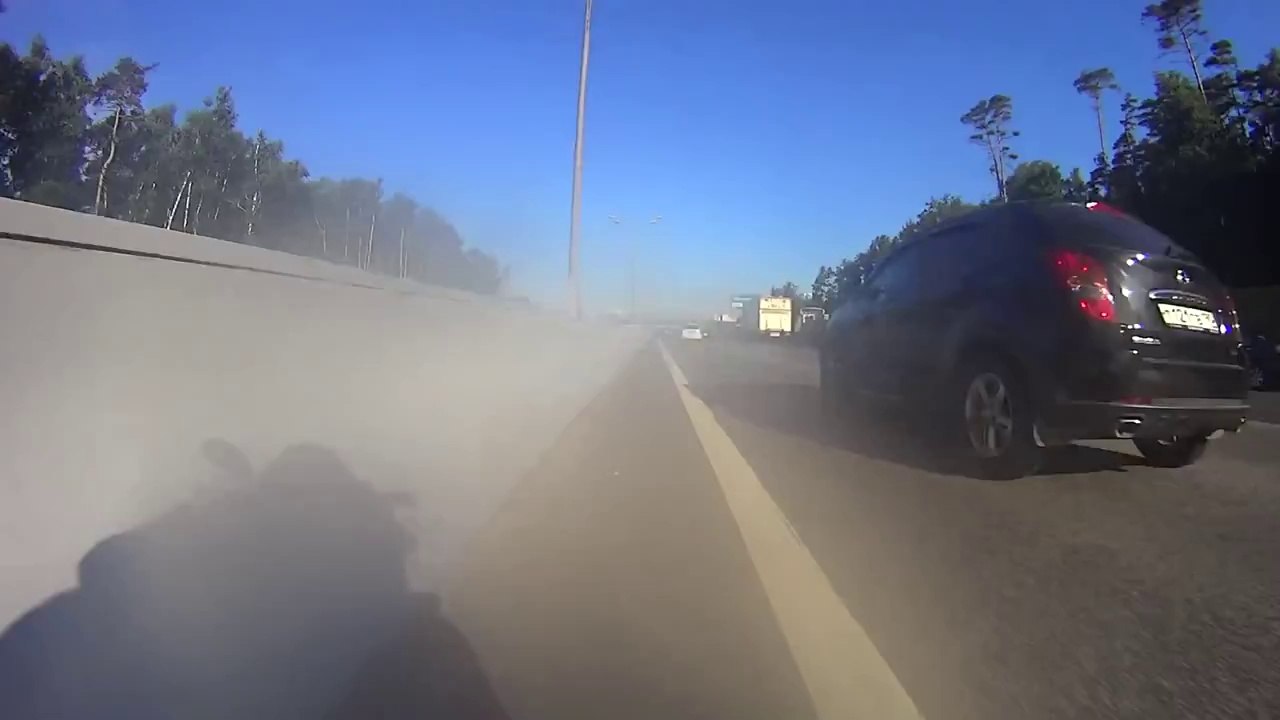 Folle remontée de file à 200 km/h en moto