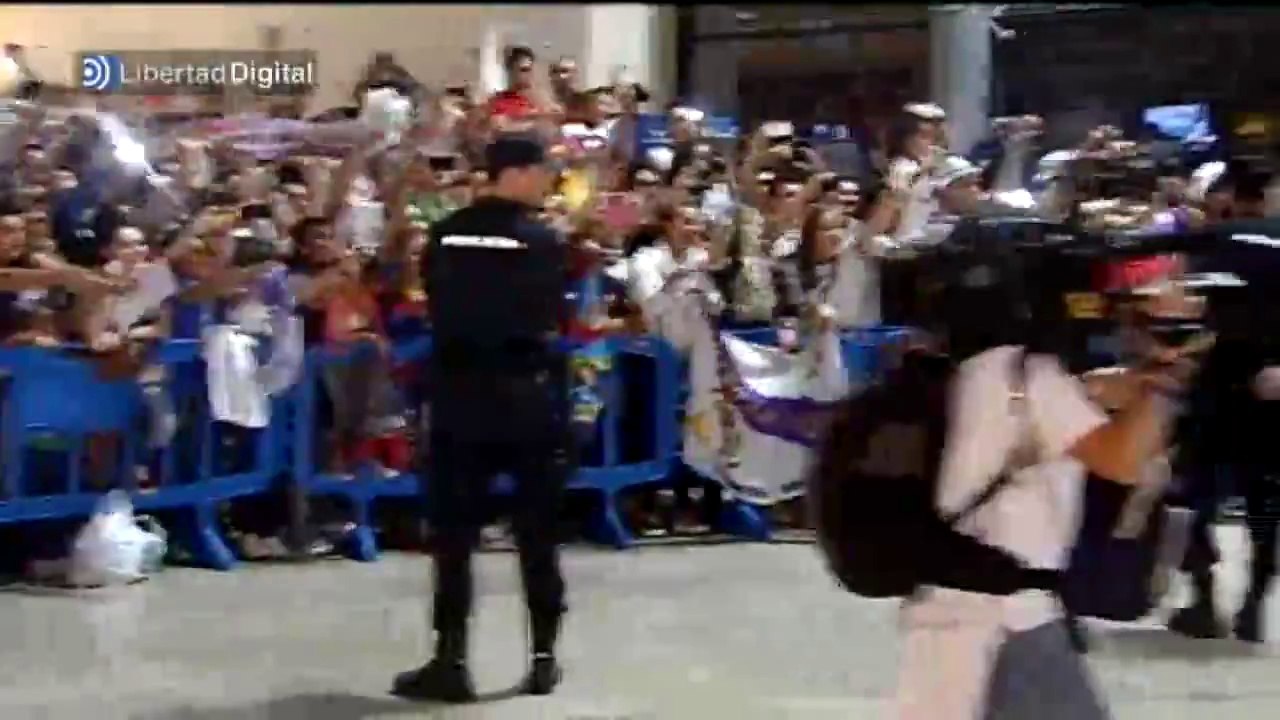Apoteosis en el aeropuerto de Manises para despedir al Madrid tras ganar la Copa