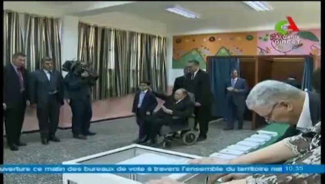 Algérie : le président Bouteflika vote en fauteuil roulant