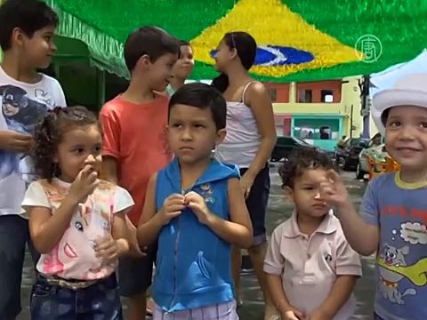 Чемпионат мира по футболу-2014: бразильцы украшают улицы