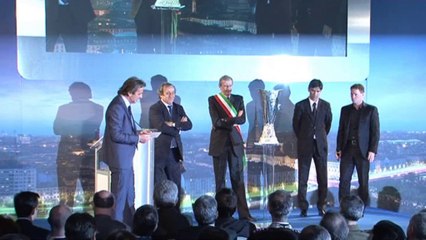 Ligue Europa - Platini remet la coupe à Turin