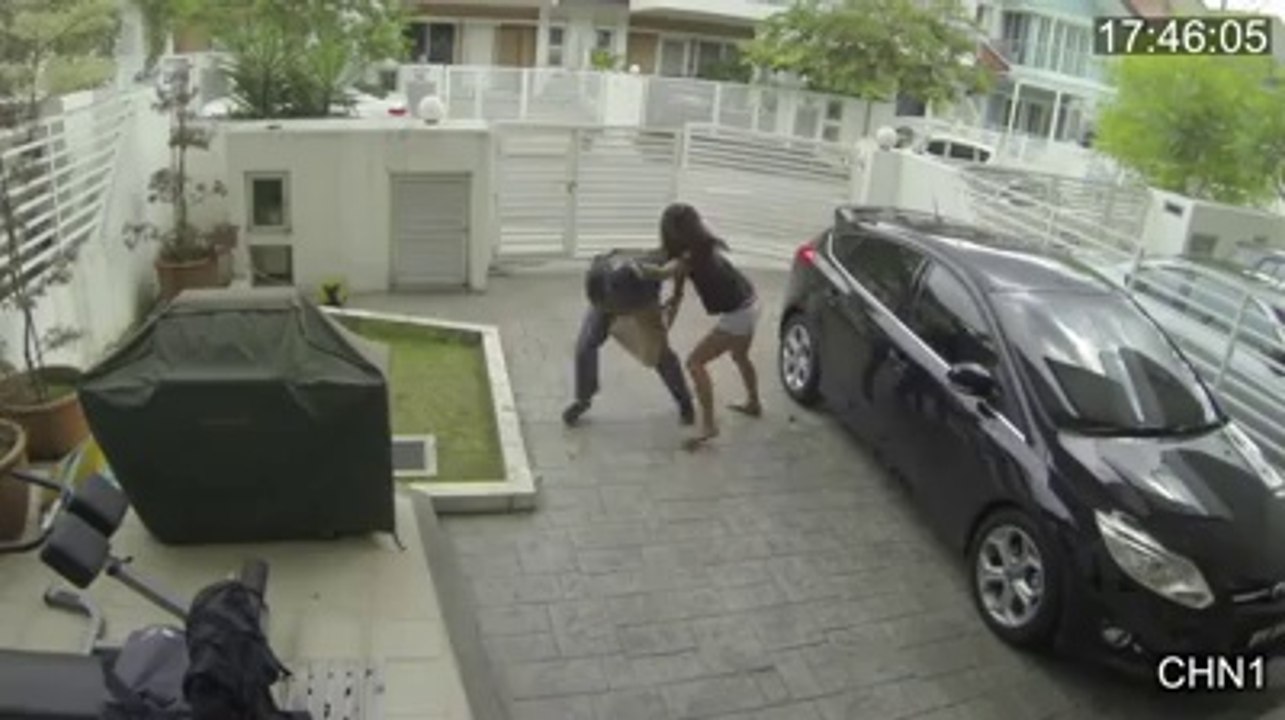 Girl fights back to snatch thief with a knee.