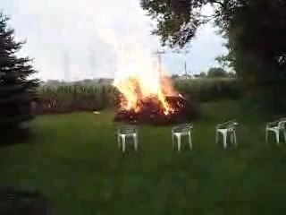 Regis met les feu a des branches