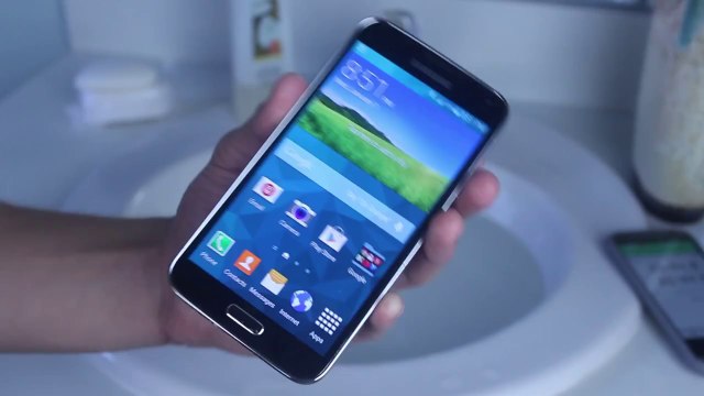 Samsung Galaxy S5 Water Test - Is It Actually Waterproof
