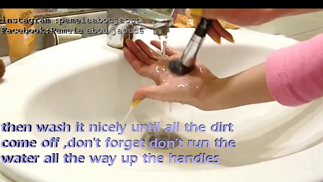 How to_ clean makeup brushes,كيفية تنظيف فرش الماكياج